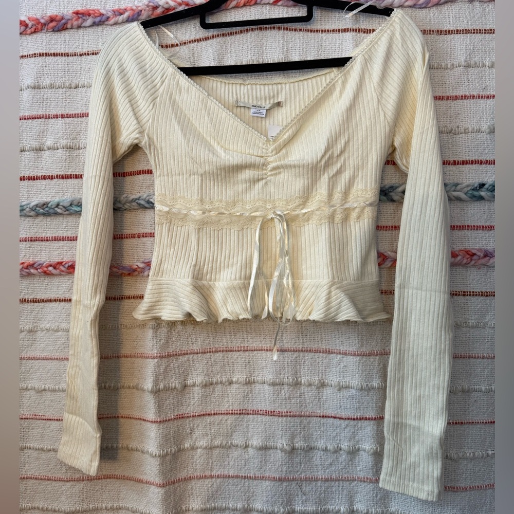 Urban Outfitters Kimchi Blue Cream‎ Ribbed Cropped Long Sleeve Top - Size Large